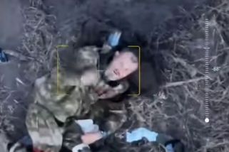 Záběry úderu na ruské vojáky. Okupant se po výbuchu křižoval, poté na něj spadl další granát